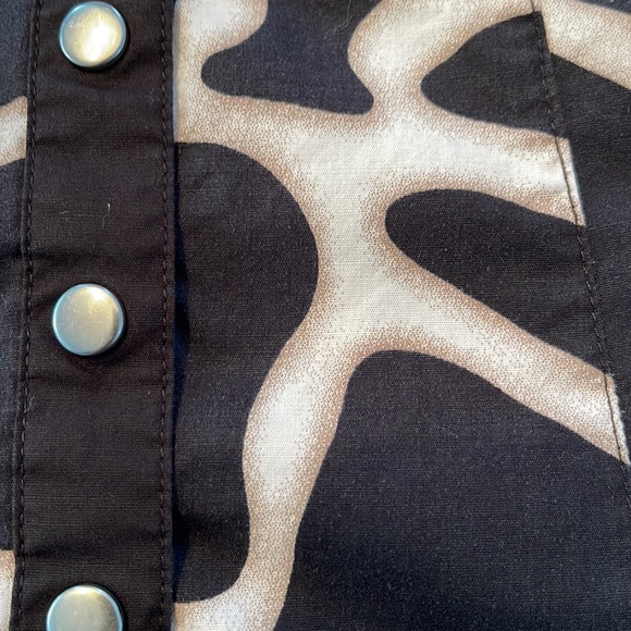 Sleeveless Blouse Snap Front in Safari Print - Picture 6 of 6